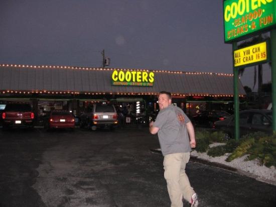Cooters Bar